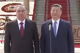 习近平主席检阅塔吉克斯坦仪仗队，用塔语问候：“大家好（SAL-O-M）！”视频封面