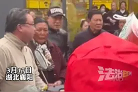 “鬼秤”大妈遇上较真大哥 买2斤2两草莓实际只有一斤半 大哥：你应该爱护这个城市（吕）#社会百态 #正能量视频封面