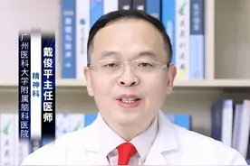 精神病为什么一直嘴说个不停？ #涨知识 在精神科或者精神心理科，无论是门诊还是病房内，可以发现很多精神病患者会出现一直嘴说个不停的现象。精神病患者这种症状表现多见于某些精神性疾病，可能是由于患有精神分裂症、情感性障碍、躯体化障碍等疾病导致。
第一、精神分裂症：有些精神分裂症患者会一直嘴说个不停，在精神科称之为自言自语，患者自言自语的发生与患者的精神病性症状有关。患者可以在各种幻觉、妄想的支配下出现自言自语，如患者可以与幻觉中的人物进行对话，或者在妄想的支配下自言自语，而有些自言自语患者自己没有自觉意识；
第二、情感性障碍：如躁狂症的患者可以出现兴奋、话多，患者讲话滔滔不绝，嘴一直说个不停。患者的兴奋、话多或者是嘴说个不停，一般是受到高涨情绪的影响或驱使，患者自我感觉良好、精力充沛、情绪高涨、思维敏捷，患者言语量增加、言辞夸大，说话不觉疲劳；
第三、躯体化障碍：躯体化障碍是一种常见的神经症性障碍，躯体化障碍可以表现为各个身体系统的躯体不适症状，患者受躯体症状的影响，会出现一直嘴说个不停。这种表现在精神心理科称之为体诉，是一种躯体化症状表现，患者反复叙述身体某些部位的不适，以引起他人的关注。这种不断地体诉或者嘴说个不停，除了与患者的躯体不适症状有关外，也与患者的焦虑、抑郁等不良情绪有关。如果发现患者一直嘴说个不停，影响日常生活时，建议及时去医院寻求专业医生的帮助。#硬核健康科普行动  @创作灵感小助手视频封面