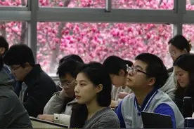 太美了！近日，湖北武汉，被华中科技大学“玉兰教室”刷屏了！透过教室窗户就能赏到春日大片。网友：花香与书香不期而遇！#秀我中国 #华中科技大学 #春天  #玉兰花  #武汉视频封面