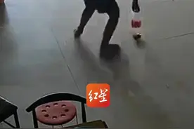 “老头乐”意外撞破大门冲进饭店 11岁女孩逃跑之际转头救下妹妹 店主：小妮捡回一条命