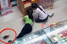两女孩坐地玩耍，不料一只老鼠直接钻进其中一女孩衣服里，两人顿时被吓到尖叫。最终，老鼠从衣服袖口钻出，家长听到动静后前来把老鼠打死。家长回应：没咬到，吓坏了。视频封面