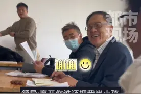 社牛大学生发现领导来听课，给领导抓一把板栗尝尝#社牛 #大学生 #校园生活 来源@@ .🖤视频封面