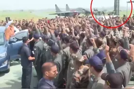 印度总理莫迪亲访阿丹普尔空军基地，力证S-400防空系统并未被巴基斯坦摧毁视频封面