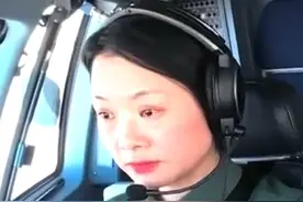 阅兵最帅女机长，是咱重庆姑娘！九三阅兵现场，驾驶运油-20A的女机长英姿飒爽、操作沉稳让网友直呼太帅了！她是来自中部战区空军某部的谭红梅上校。是一个“重庆辣妹子”，驾驶过6种机型！视频封面