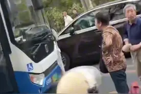 旅行团因挤不上公交便拦车堵路，公交公司无奈派空车“救场”，网友：这些人太荒唐了 也很危险视频封面