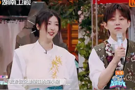 #只有赵小棠在认真做游戏 抓塑料袋游戏时，@赵小棠 不管手上有没有塑料袋，都在一个人默默努力着，看得何老师@何炅 夸夸“不愧是从《你好，星期六》出去的女人。”视频封面