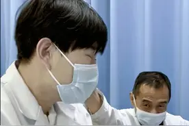 《实习医生里的显眼包》 马尔戴夫：老师你这么爱打人，院长知道吗？#医院趣事 #马尔戴夫 #实习医生马尔戴夫 #我的怨种老师 #全网最敢说实话的医生视频封面
