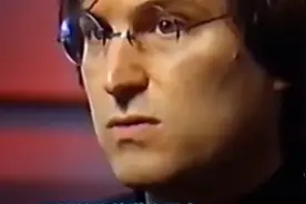 30年前的乔布斯如何预言了今天的世界 解读一下1995年乔布斯遗失的访谈，到现在看依然很有启发。
核心主题：
1.乔布斯对未来世界的预测
2.年少成名又没有做企业的经验，如何管理公司
3.被排挤出苹果，与CEO的爱恨情仇
4.总有一些精神，凌驾于庸常琐碎，把你最信仰的精神放在产品中
#乔布斯 #苹果 #个人成长 #职场 #姜Dora视频封面