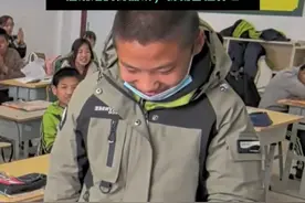 3月25日内蒙古 （发布）老师让最内向的学生帮全班抽签，抽到空白的就免作业，男孩紧张到手都在发抖，却不知老师早已把所有纸条换成空白签，网友：一想到他会因为这而多了几个，能说话的好朋友，我就替他开心。视频封面