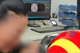 2岁男孩把路亚“雷蛙钩”当成玩具，一口咬下去嘴唇被鱼钩扎穿，救援过程令人揪心#路亚 #注意防范 #看好孩子视频封面