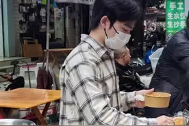 “小镇做题家”保送复旦研究生后退学，当事人回应摆摊卖土豆泥：一直努力只是为争取更好的平台，后来认清学习不是唯一的选择#媒体精选计划 #复旦大学 #摆摊 #土豆泥 #退学视频封面