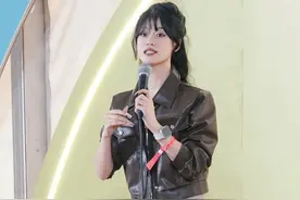 被猥亵的女脱口秀演员停演后再次登台！自称穿长裤长衣还是恐惧，怕说错话，目前还在按照心理医生要求吃药#大象主播说 @司凯视频封面