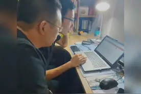 高考查分的激动瞬间，父亲喜极而泣，那一刻一切都值了！