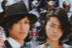 「双骑·形态图鉴」 “Cyclone！Joker！二人一体！”
双色怪人--双骑W的所有形态图鉴及音效汇总。
 
假面骑士双骑（Kamen Rider Double）
日本特摄剧《假面骑士W》中登场的主角假面骑士，平成骑士之一
变身后两人会共同说一句“好了，来细数你的罪恶吧！”
变身者：左翔太郎&菲利普
 
假面骑士「双骑」的升级路线：
基础（派生）→强化→最终→最强。
 
由左翔太郎和菲利普合体变身而成：
【假面骑士double】
【基础（派生）：疾风王牌等9个排列组合形态】
【强化形态：獠牙王牌】
【最终形态：疾风王牌极致】
【最强形态：疾风王牌黄金极致】
 
由左翔太郎或菲利普单独变身而成：
【假面骑士Cyclone】
日本特摄小说《小说 假面骑士W〜Z的继承者〜》中登场
【假面骑士Joker】
日本特摄剧《假面骑士W FOREVER AtoZ 命运的盖亚记忆体》中登场
 
假面骑士双骑W全部形态共计14个，包括2个帝骑的最终形态驾驭形态。
除此之外，还有1个由左翔太郎单独变身的假面骑士Joker，1个由菲利普单独变身的假面骑士Cyclone。
 
本视频仅汇总由左翔太郎和菲利普合体变身而成的狭义上的双骑。（不包含由谢拉德提出照井龙和菲利普合体而成的疾风加速极致，也不包括于《风都侦探》的獠牙扳机、獠牙金属）
#特摄剧 #假面骑士 #卡面来打 #假面骑士W #内容启发搜索视频封面