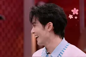 #曾舜晞对自己的脸非常有自信 #曾舜晞怎么泼都好看 #曾舜晞遇水帅上加帅 泼水游戏环节，张颜齐 问曾舜晞 想怎么泼：左边右边还是上边？曾舜晞表示怎么泼都好看！#你好星期六