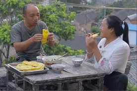 榨菜籽油啦！好喜欢这个味道，炸油饼更好吃。#菜籽油 #我的乡村生活 #农村生活 #原始味道 #新农人视频封面