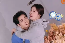 单手抱+背着跑 曾舜晞白鹿太好磕了 #曾舜晞 #白鹿 #你好星期六