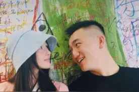 38岁#张馨予 晒和#何捷 甜蜜合影庆祝结婚7周年：“今天是纪念日，大方一下，看到这条的你一定找到属于自己的惊喜”，张馨予何捷因参加《奇兵神犬》结缘，网友：爱让人变小孩！好幸福好般配！#张馨予何捷结婚7周年 #幸福