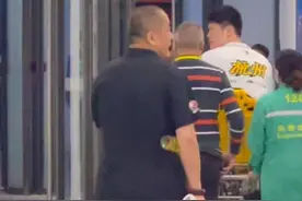 但愿无碍！#胡金秋受伤下场  随后坐救护车离开球馆#胡金秋坐救护车离开球馆 #广东男篮2比0广厦男篮视频封面
