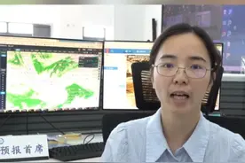 5月16日，北京市气象台发布雷电橙色、大风黄色和冰雹黄色预警信号。据北京市气象局首席预报员李桑介绍，在16日的半夜至17日的傍晚，北京大部地区有4至5级偏北风，阵风8至9级。明显的雷雨大风和分散冰雹天气会对周五的晚高峰产生不利影响，请广大市民注意防护。#北京气象台  #极端天气预警  #秀我中国视频封面