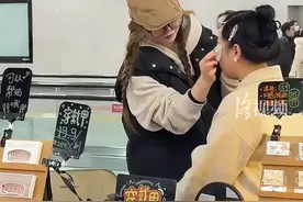 重庆小姐姐在地铁站摆摊化妆，日赚200-300元 视频封面