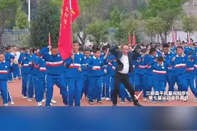 运动会上班主任带学生打跳入场 网友：这个显眼包老师在我抖音里跳了一天。#运动会开幕式 #打跳舞 #运动会上的超燃瞬间 #记录校园生活 #活力校园视频封面