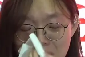 #谢爸哽咽着说出对女儿的亏欠  ： 我出去找孩子时，女儿要照顾整个家，我连她们的家长会都参加不了。视频封面