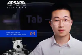 与同济子豪兄的一通电话：云栖现场，挑战10分钟极速开发机器人 这台能听懂人类复杂指令的人型机器人，基于本地部署的端侧 AI开源大模型Qwen2-7B-Instruct打造，并配合AI编程助手“通义灵码”辅助开发。来云栖大会二号馆通义灵码展位，子豪兄带你挑战10分钟极速开发同款人形机器人！视频封面