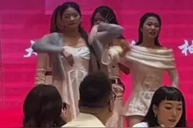 当年会表演时突然和熟人对视，女生一秒破功，笑得停不下来（来源：@雨婷没停💤 ）