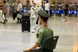 国防科大的学长们一身军装“霸气”迎新，仪式感满满开启军旅华章！网友：终于见识到了一人如一军的气势！#国防科大 #开学季视频封面