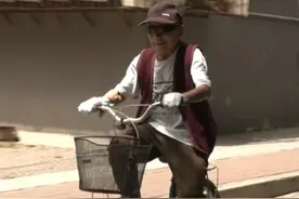 5月11日（采访），河南郑州，102岁老人爱骑自行车，不服老的“追风少年”。邻居:真溜，宝刀未老爷爷。儿子想拦也栏不住，老人:乐意骑车子舒服，回来再照相。#河南dou知道视频封面