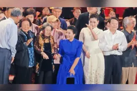 特别感人的一幕！鲜花与掌声——献给“人民艺术家”郭兰英先生 特别感人的一幕！鲜花与掌声——献给郭兰英先生，献给所有的演员，所有的老师。“人民艺术家”郭兰英从艺90周年音乐会在广州中山纪念堂成功举办。#郭兰英 #人民艺术家  #掌声响起来 #万山红 #雷佳视频封面
