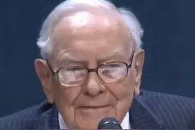 #夜读人生   巴菲特：“有些人的出现会改变你的命运。”有些人生篇章可以迅速翻过，但是有些篇章藏着你一生的好运。#夜读 #巴菲特