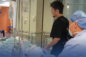 【#烧伤妈妈入院第十天，医生表示其整体病情趋稳】浙江妈妈遇燃气爆炸烧伤仍忍痛将孩子转移到安全区域，今天是其入院的第十天，医生表示#烧伤妈妈整体病情趋稳，但还面临创面感染等风险。视频封面