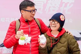 中国香港游客来汉赏樱，要把江城的热情带回家。视频封面