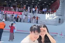 网友视角超近距离看山东舰有多高！有多大！网友：自豪感油然而生！