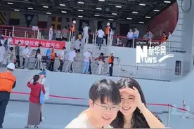 网友视角超近距离看山东舰有多高！有多大！网友：自豪感油然而生！