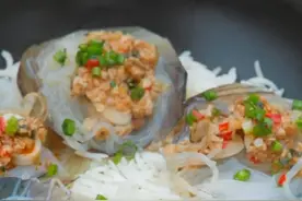 饭桌上面谁倒霉，不过老表与鸭鸭#春雨计划  #100种美好生活 #剁辣椒  视频封面