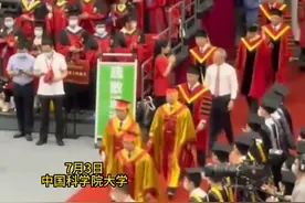 老师们穿着金色的学术袍参加毕业典礼，网友：我看到好多篇sci从我面前走过。#毕业🎓 #老师 @抖音短视频 @DOU+小助手 
