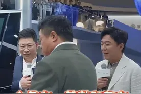 余承东、黄渤和马东上海车展直播，黄渤现场往问界M8车内泼水 #上海车展视频封面