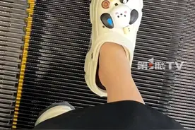 #穿洞洞鞋乘坐扶梯千万要小心 ！消防员展示危险动作，鞋子瞬间被卷走。洞洞鞋材质较软易变形被卡，尽量不要穿着乘扶梯。如若乘坐，一定要站在黄色安全线以内！#洞洞鞋 #危险动作请勿模仿