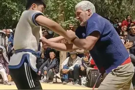 5月4日，山东济南。西班牙友人济南英雄山跤场以武会友，气氛热烈#摔跤视频封面