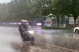 雷雨大风冰雹齐来！强对流天气突袭北京：黑云压顶，暴雨夹杂冰雹落下视频封面