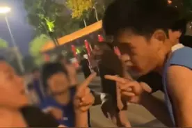7月1日，山东。小伙与广场舞大妈吵架，直接使用“魔法攻击”，大妈被气得追着小伙打。视频封面