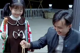 7岁小开心为啥嘟着嘴，看徐三娃用啥办法将她哄高兴，还被一阵夸#我的乡村生活 #父女日常 #烤肠#徐三娃#女儿视频封面