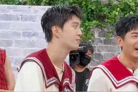 #范丞丞泼水游戏喝水战术  @范丞丞  玩“321看这边”的画风也太清奇了，用嘴接水是什么新型战术吗～虽然被泼了，但也喝饱了！#范丞丞主打用嘴接水