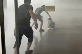 7月25日山东烟台，突然狂风暴雨。多人被吹倒，紧急关头，两名男子冲进瓢泼大雨中，顶着九级大风，将一对母女子救进屋里！视频封面