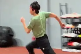 34岁张国伟训练时意外受伤，膝盖多处磕破、骨挫伤，已打完破伤风。退役5年上个月刚复出夺冠，受伤后说“死也要死在比赛场上，我不死心”视频封面