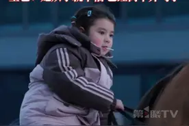 #新疆4岁女孩手拿棒棒糖骑骏马 ，飒沓如流星，单手握缰绳技术娴熟，宝爸：从1岁半开始骑马就不怕，现在已经离不开马了。#骑马 #英姿飒爽视频封面